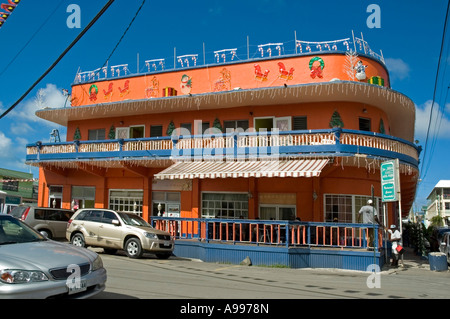 Joe Mikes hôtel coloré Plaza et Casino ornés de décorations de Noël pour la période des fêtes, St John's, Antigua Banque D'Images