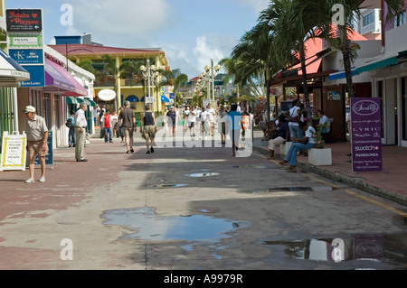 Une longue zone commerçante piétonne populaire avec les touristes et les habitants à la recherche d'une négociation à St John's, Antigua Banque D'Images