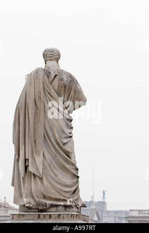 Rome, Latium, Italie. La Place Saint Pierre. Vue arrière de statue du Pape Pie IX Banque D'Images