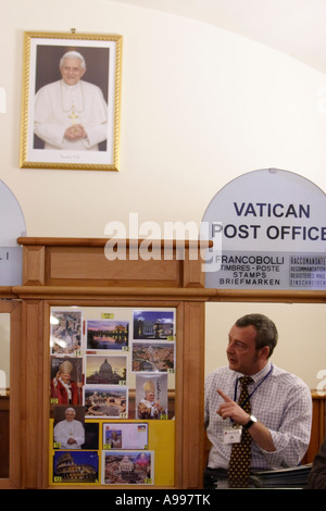 Poste de commis du bureau de poste à la Cité du Vatican à Rome, Italie Banque D'Images