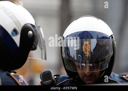 Agent de police portant un casque écrit les billets de parking à Rome, Italie Banque D'Images