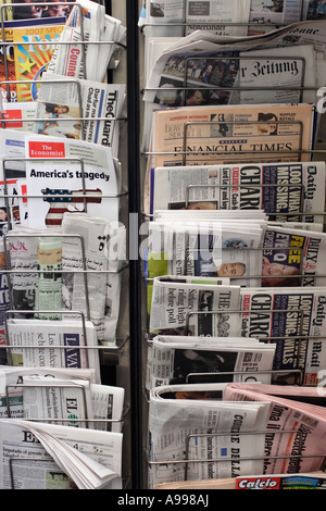 Journaux français et internationaux à un kiosque à journaux à Paris, France Banque D'Images
