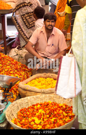 Marchande de fleurs, fruits et légumes du marché Devaraja, Mysore, Karnataka, Inde l'État. Banque D'Images