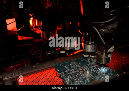 Système automatisé de fabrication de circuits imprimés à l'intérieur de la machine de soudage automatique Banque D'Images