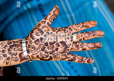 Henna body art berbère sur la place principale de la Place Djemaa El Fna à Marrakech Maroc Banque D'Images