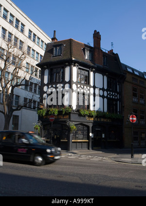 En passant le taxi 'Coach and horses" "olde worlde" ^pub dans 'Mayfair', Londres Banque D'Images