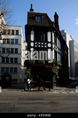 Man reading newspaper en dehors de la 'Coach and Horses' 'olde worlde' pub 'Mayfair', Londres Banque D'Images