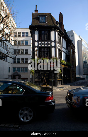 En dehors de la circulation 'Coach and horses" "olde worlde" ^pub dans 'Mayfair', Londres Banque D'Images