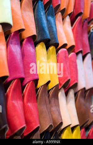 Détail de Chaussons en cuir coloré traditionnel appelé Babouches dans une boutique dans le souk Smata à Marrakech Maroc Banque D'Images