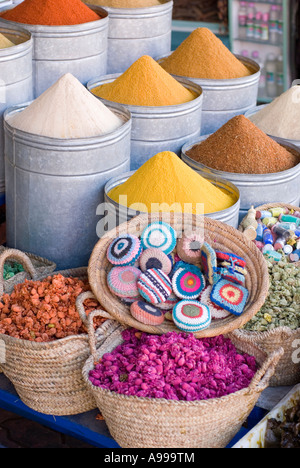 Les herbes et épices pour vendre à un apothicaire en place Rahba Qedima dans la principale de Marrakech Maroc souk Banque D'Images