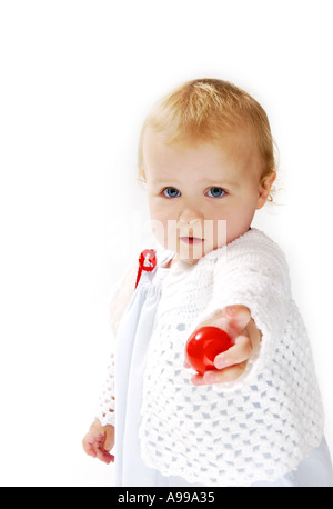 Jeune fille tenant une balle de caoutchouc rouge Banque D'Images