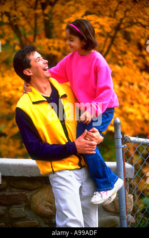 Hispanic father holding sa jeune fille et rire Banque D'Images