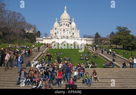 Du tourisme vous détendre sur les étapes précédant la Basilique du Sacré Coeur, Montmartre, Paris, France Banque D'Images