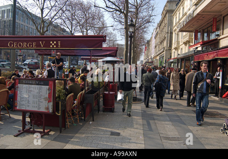 Café / Restaurant de la chaussée sur les Champs-Élysées Paris, France, Europe Banque D'Images