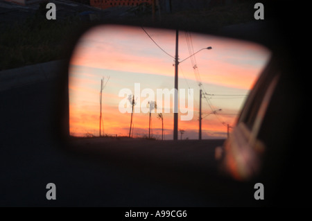 Un coucher de soleil se reflétant dans la voiture à l'extérieur rétroviseur. Votorantim, São Paulo, Brésil. 06 mai 2005 à 05:54h le vendredi. Banque D'Images