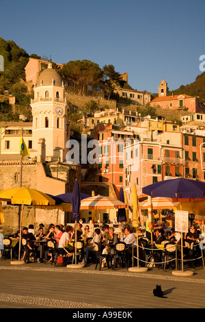 Café en plein air, Vernazza, Cinque Terre, Italie Banque D'Images