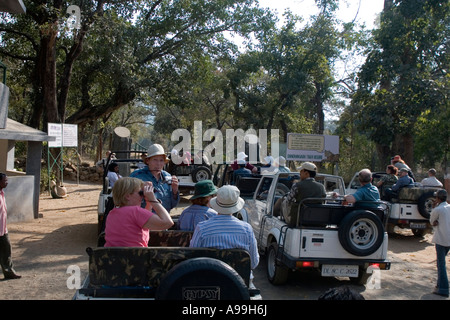Les touristes en Jeep à prendre des photos du Parc National de Bandavgarh en Inde Banque D'Images