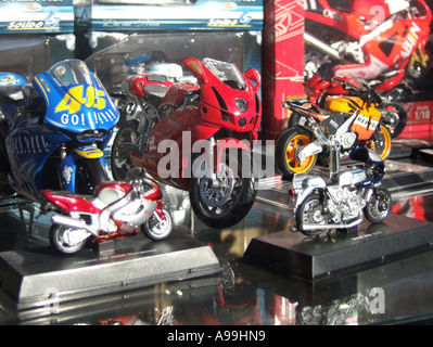 Jouets miniatures motos courses de GP en vitrine Photo Stock - Alamy