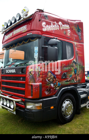 Scania 124L avec l'unité du tracteur à l'peinture Disney TruckFest Show, Peterborough, Royaume-Uni. Banque D'Images