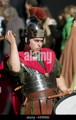 Homme portant l'uniforme des soldats romains tambour battant durant la Semaine sainte Passion Play, Balamaseda, le nord de l'Espagne. Banque D'Images