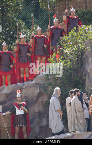 Acteurs qui jouent les soldats romains et les membres de la foule pendant la Semaine sainte Passion Play, Dinan, dans le nord de l'Espagne. Banque D'Images