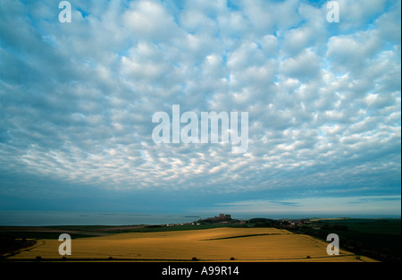Château de Bamburgh, ciel bleu et blanc dans le Northumberland 'Grande-bretagne' Banque D'Images