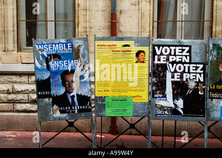 434 trois vandalisé des affiches électorales de certains candidats à l'élection présidentielle française au cours de leur campagne pour obtenir office Banque D'Images