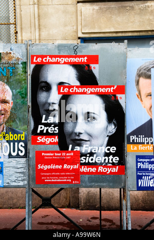 436 une affiche électorale du candidat à l'élection présidentielle française Ségolène Royal lors de sa campagne d'office en 2007 Banque D'Images