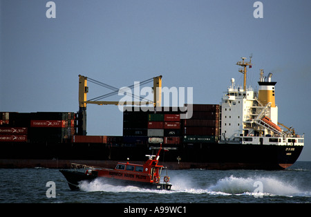 Harwich Haven bateau pilote de quitter le port de Felixstowe, Suffolk, UK. Banque D'Images