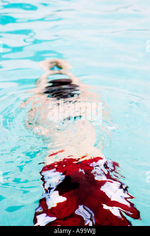 Homme natation sous la surface de l'eau. Banque D'Images