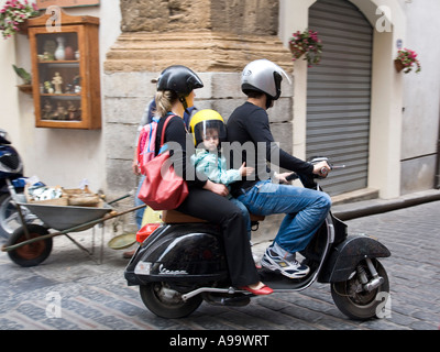 Père et mère enfant équitation un Vespa motorscooter Corso Ruggero Cefalu Sicile Italie Banque D'Images