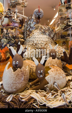 Il y a beaucoup de boutiques de chocolat (chocoladehuisje) à Bruges (Brugge), c'est de la fenêtre affichage pendant la période de Pâques. Banque D'Images