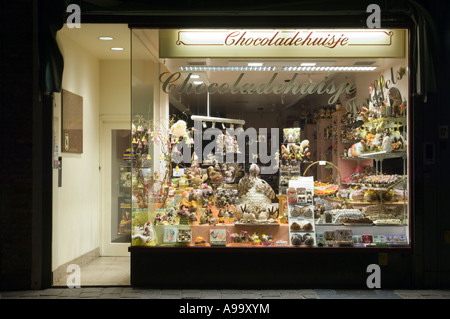 Une boutique de chocolat à Bruges (Brugge) Belgique Dans la nuit. Banque D'Images