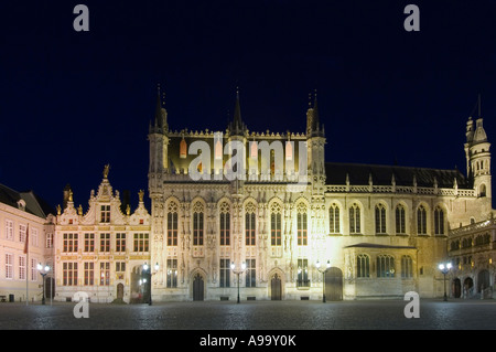 Une nuit vue en temps réel de la place Burg à Bruges (Brugge), Belgique. Banque D'Images