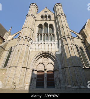 Un aperçu de 2 photo panoramique de l'entrée principale de l'église Notre Dame (Onze-Lieve-Vrouwekerk) à Bruges (Brugge), Belgique. Banque D'Images