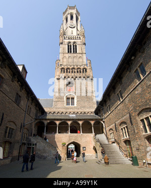 2 Une photo stitch image panoramique de la cour intérieure de la tour du beffroi de Bruges (Brugge), Belgique. Banque D'Images