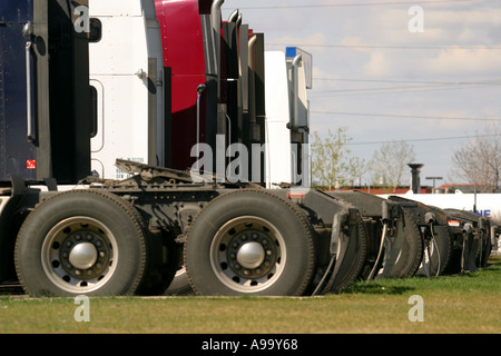 Les camions stationnés et alignés Banque D'Images