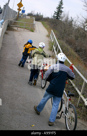 Jeune famille sur un tour de vélo Banque D'Images