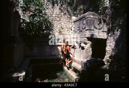 Cirali, Turquie Les touristes visitant les ruines de la ville antique d'Olympos sur la côte méditerranéenne de la Turquie Banque D'Images