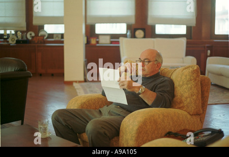 Kemal Dervis ancien ministre de l'économie fonctionne actuellement comme un sénateur hors d'Istanbul reste dans les chambres de Selami Ozturk Banque D'Images