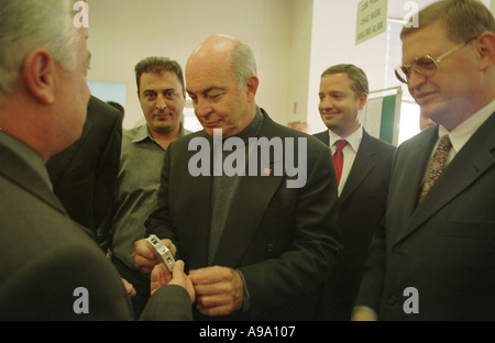 Istanbul TURQUIE Kemal Dervis l'ancien ministre de l'économie maintenant sénateur fonctionnant jusqu'à partir de la cogénération de l'usine de production de SIEMENS visites Banque D'Images