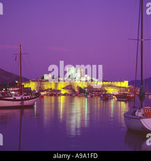 Yachts au mouillage contre ciel nocturne avec les Chevaliers de St Jean château éclairé par leds à Bodrum Turquie Banque D'Images