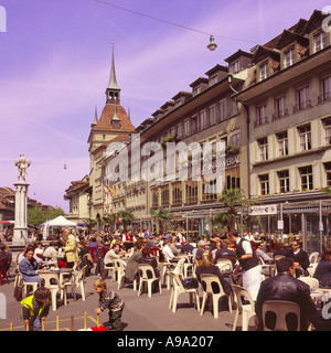 Les touristes et les gens les travailleurs de la ville à l'heure du déjeuner assis dehors dans un café sur Barenplatz au centre ville de Berne Suisse Banque D'Images