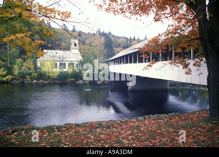 Pont couvert en partie supérieure de la rivière AMMONOOSUC STARK WHITE MOUNTAIN NATIONAL FOREST NEW HAMPSHIRE USA Banque D'Images