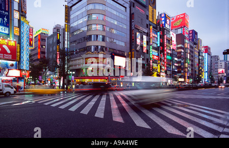 Les bâtiments éclairés au néon et de circulation dans la zone de divertissement de Shinjuku Tokyo Banque D'Images