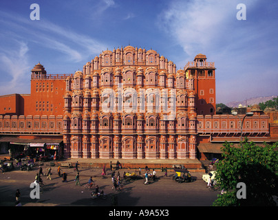 Le palais des vents Hawa Mahal Jaipur en Inde et la rue animée qui s'étend devant le palais Banque D'Images