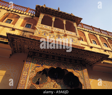 Le paon balcon une turretted balcon dans la cour intérieure du palais de ville Jaipur en Inde Banque D'Images