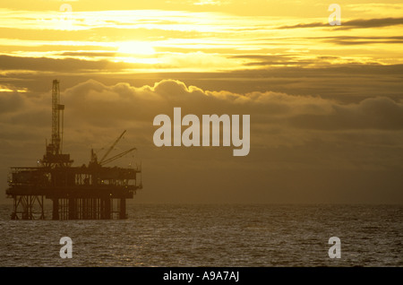 OFFSHORE oil drilling rig CALIFORNIA USA Banque D'Images