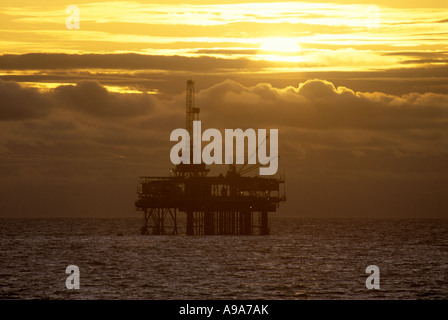 OFFSHORE oil drilling rig CALIFORNIA USA Banque D'Images