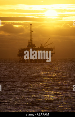 OFFSHORE oil drilling rig CALIFORNIA USA Banque D'Images